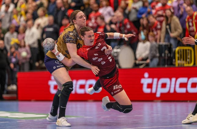 GER, Bensheim, HSG Bensheim Auerbach Flames vs Buxtehuder SV, Alsco Handball Bundesliga Frauen, Handball, DHB, Spielzeit 2025 2026, Weststadthalle Bensheim, 21 Spieltag im Bild v l Jolina Huhnstock Buxtehuder SV Frauen 45 , Mareike Thomaier HSG Bensheim Auerbach Flames Women 2 DFB DFL REGULATIONS PROHIBIT ANY USE OF PHOTOGRAPHS AS IMAGE SEQUENCES AND OR QUASI VIDEO, 28 03 2026 Copyright: HMBxMedia HendrikxHamelau