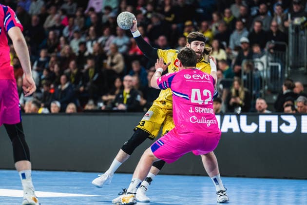 Julius Rose HSG Krefeld Niederrhein, 63 in duel with Jan Schmidt TSV Bayer Dormagen, 42 HSG Krefeld Niederrhein vs TSV Bayer Dormagen, Handball, 2 HBL, 25 Matchday, Season 2025 26, 28 03 2026, HSG Krefeld Niederrhein vs TSV Bayer Dormagen, Handball, 2 HBL, 25 Matchday, Season 2025 26, 28 03 2026 Krefeld Copyright: xEibner-Pressefoto LukasxBaldygax EP_LBA