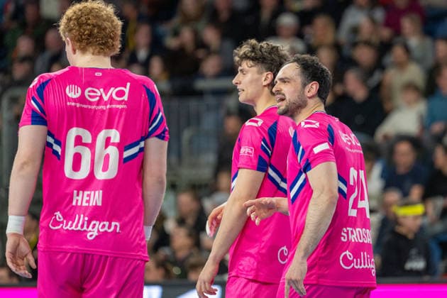 Julius Hein TSV Bayer Dormagen, 66 , Krischa Leis TSV Bayer Dormagen, 07 , Peter Strosack TSV Bayer Dormagen, 19 with speech, emotions HSG Krefeld Niederrhein vs TSV Bayer Dormagen, Handball, 2 HBL, 25 Matchday, Season 2025 26, 28 03 2026, HSG Krefeld Niederrhein vs TSV Bayer Dormagen, Handball, 2 HBL, 25 Matchday, Season 2025 26, 28 03 2026 Krefeld Copyright: xEibner-Pressefoto LukasxBaldygax EP_LBA