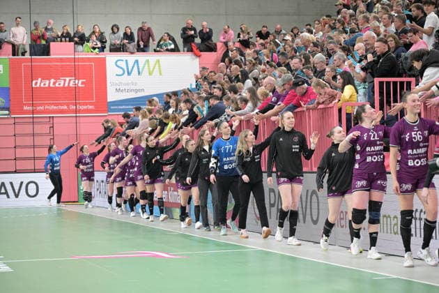 the TusSies clap off with their fans TusSies Metzingen vs FrischAuf Goeppingen , Handball, Alsco HBF, 21 League matchday, Season 2025 2026, 28 03 2026 TusSies Metzingen vs FrischAuf Goeppingen , Handball, Alsco HBF, 21 League matchday, Season 2025 2026, 28 03 2026 Tuebingen Copyright: xEibner-Pressefoto TobiasxBaurx EP_TBR