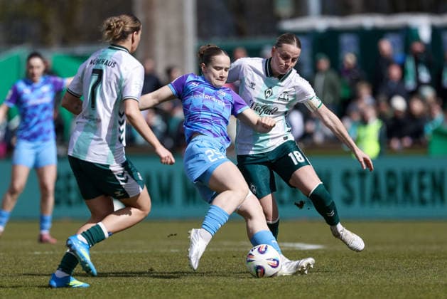 from left Larissa Mühlhaus SV Werder Bremen, 7 , Paulina Platner SGS Essen, 25 and Lina Hausicke SV Werder Bremen, 18 in duel, duel, dynamics, action, action scene, THE DFB REGULATIONS PROHIBIT ANY USE OF PHOTOGRAPHS AS IMAGE SEQUENCES AND OR QUASI VIDEO , 29 03 2026, Bremen Germany , Football, Google Pixel Womens Bundesliga, SV Werder Bremen SGS Essen xobx