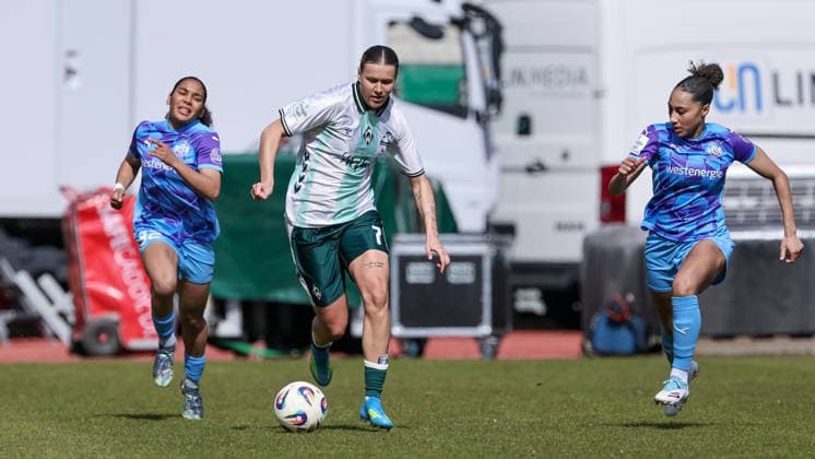 from left Ella Touon SGS Essen, 32 , Larissa Mühlhaus SV Werder Bremen, 7 and Vanessa Fürst SGS Essen, 8 in a running duel, duel, dynamic, action, action, game scene, THE DFB REGULATIONS PROHIBIT ANY USE OF PHOTOGRAPHS AS IMAGE SEQUENCES AND OR QUASI VIDEO , 29 03 2026, Bremen Germany , Football, Google Pixel Womens Bundesliga, SV Werder Bremen SGS Essen xobx
