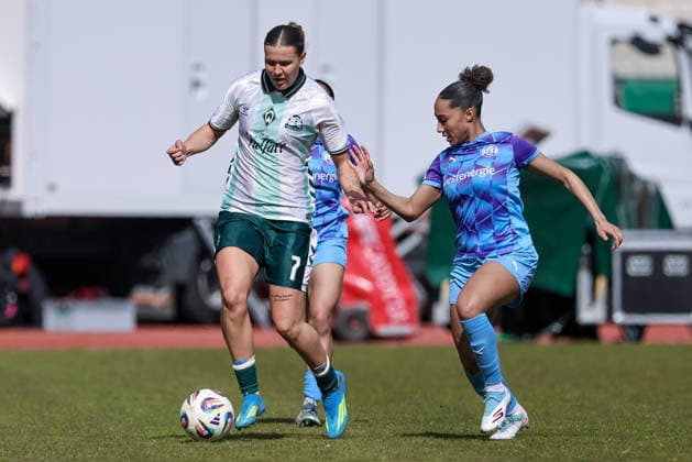 from left Larissa Mühlhaus SV Werder Bremen, 7 and Vanessa Fürst SGS Essen, 8 in duel, duel, dynamics, action, action, game scene, THE DFB REGULATIONS PROHIBIT ANY USE OF PHOTOGRAPHS AS IMAGE SEQUENCES AND OR QUASI VIDEO , 29 03 2026, Bremen Germany , Football, Google Pixel Womens Bundesliga, SV Werder Bremen SGS Essen xobx