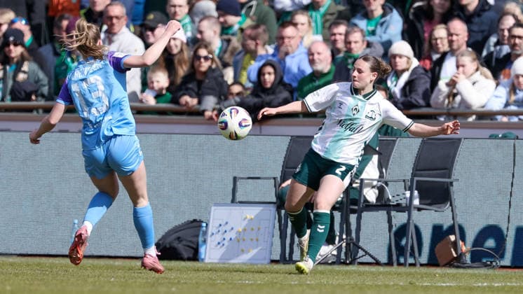 from left Maike Berentzen SGS Essen, 13 and Chiara D Angelo SV Werder Bremen, 2 in a duel, dynamic, action, action, game scene, THE DFB REGULATIONS PROHIBIT ANY USE OF PHOTOGRAPHS AS IMAGE SEQUENCES AND OR QUASI VIDEO , 29 03 2026, Bremen Germany , Football, Google Pixel Womens Bundesliga, SV Werder Bremen SGS Essen xobx