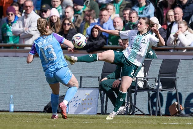 from left Maike Berentzen SGS Essen, 13 and Chiara D Angelo SV Werder Bremen, 2 in a duel, dynamic, action, action, game scene, THE DFB REGULATIONS PROHIBIT ANY USE OF PHOTOGRAPHS AS IMAGE SEQUENCES AND OR QUASI VIDEO , 29 03 2026, Bremen Germany , Football, Google Pixel Womens Bundesliga, SV Werder Bremen SGS Essen xobx