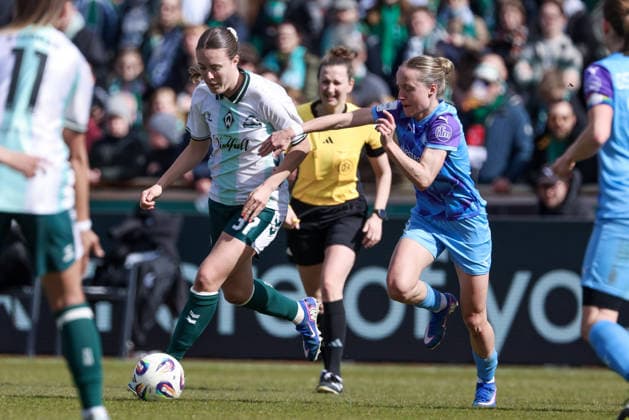 from left Mara Alber SV Werder Bremen, 37 and Beke Sterner SGS Essen, 19 in a duel, dynamic, action, action, game scene, THE DFB REGULATIONS PROHIBIT ANY USE OF PHOTOGRAPHS AS IMAGE SEQUENCES AND OR QUASI VIDEO , 29 03 2026, Bremen Germany , Football, Google Pixel Womens Bundesliga, SV Werder Bremen SGS Essen xobx