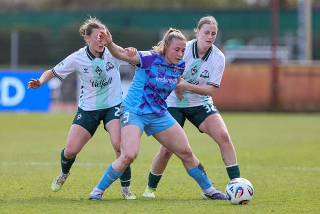 from left Chiara D Angelo SV Werder Bremen, 2 , Ramona Maier SGS Essen, 9 and Sarah Gutmann SV Werder Bremen, 32 in duel, duel, dynamics, action, action scene, THE DFB REGULATIONS PROHIBIT ANY USE OF PHOTOGRAPHS AS IMAGE SEQUENCES AND OR QUASI VIDEO , 29 03 2026, Bremen Germany , Football, Google Pixel Womens Bundesliga, SV Werder Bremen SGS Essen xobx