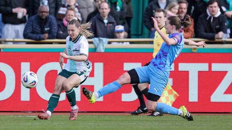 from left Michelle Weiß SV Werder Bremen, 15 and Lena Ostermeier SGS Essen, 18 in a duel, dynamic, action, action, game scene, THE DFB REGULATIONS PROHIBIT ANY USE OF PHOTOGRAPHS AS IMAGE SEQUENCES AND OR QUASI VIDEO , 29 03 2026, Bremen Germany , Football, Google Pixel Womens Bundesliga, SV Werder Bremen SGS Essen xobx
