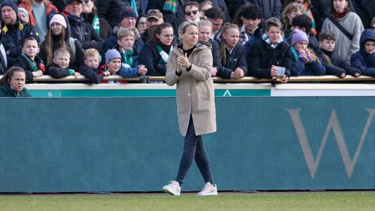 Friederike Kromp Fritzy Kromp, coach, head coach, SV Werder Bremen claps her hands, applauds, applause, motivates, cheers, motivation, THE DFB REGULATIONS PROHIBIT ANY USE OF PHOTOGRAPHS AS IMAGE SEQUENCES AND OR QUASI VIDEO , 29 03 2026, Bremen Germany , Football, Google Pixel Womens Bundesliga, SV Werder Bremen SGS Essen xobx