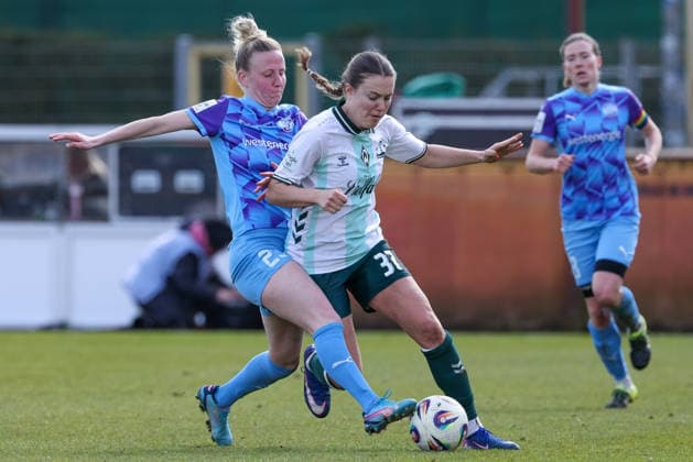 from left Julia Debitzki SGS Essen, 23 and Mara Alber SV Werder Bremen, 37 in a duel, dynamic, action, action, game scene, THE DFB REGULATIONS PROHIBIT ANY USE OF PHOTOGRAPHS AS IMAGE SEQUENCES AND OR QUASI VIDEO , 29 03 2026, Bremen Germany , Football, Google Pixel Womens Bundesliga, SV Werder Bremen SGS Essen xobx