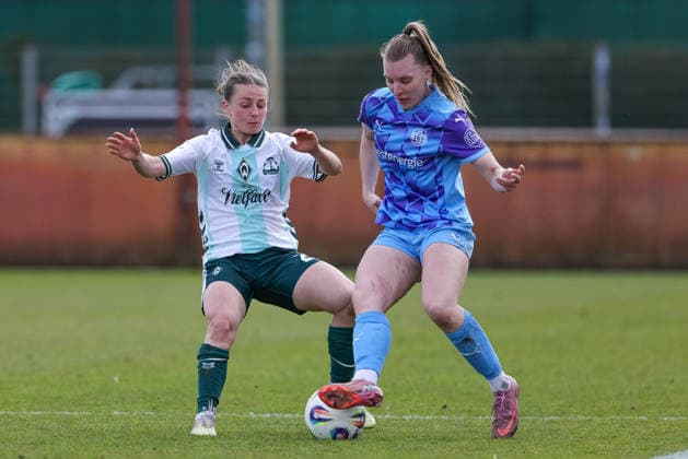 from left Chiara D Angelo SV Werder Bremen, 2 and Maike Berentzen SGS Essen, 13 in a duel, dynamic, action, action, game scene, THE DFB REGULATIONS PROHIBIT ANY USE OF PHOTOGRAPHS AS IMAGE SEQUENCES AND OR QUASI VIDEO , 29 03 2026, Bremen Germany , Football, Google Pixel Womens Bundesliga, SV Werder Bremen SGS Essen xobx
