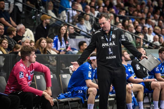 Misha Kaufmann TVB Stuttgart, coach speaks and gestures to Mateusz Kornecki TVB Stuttgart, 01 , visibly dissatisfied with the current situation GER, TVB Stuttgart TBV Lemgo Lippe, DAIKIN HBL, Handball, Bundesliga, Matchday 26, Season 2025 2026, 29 03 2026 GER, TVB Stuttgart TBV Lemgo Lippe, DAIKIN HBL, Handball, Bundesliga, Matchday 26, Season 2025 2026, 29 03 2026 Stuttgart Copyright: xSandyxDinkelackerx EP_SDR