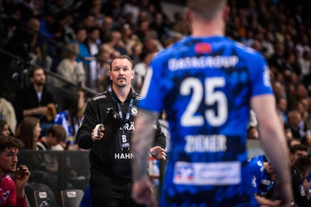 Misha Kaufmann TVB Stuttgart, Coach watches Patrick Zieker TVB Stuttgart, 25 GER, TVB Stuttgart TBV Lemgo Lippe, DAIKIN HBL, Handball, Bundesliga, Matchday 26, Season 2025 2026, 29 03 2026 GER, TVB Stuttgart TBV Lemgo Lippe, DAIKIN HBL, Handball, Bundesliga, Matchday 26, Season 2025 2026, 29 03 2026 Stuttgart Copyright: xSandyxDinkelackerx EP_SDR