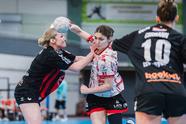 Annika Ingenpaß TSV Bayer 04 Leverkusen, 02 in duel with Lisa Fuchs TG Nuettingen, 24 TSV Bayer 04 Leverkusen vs TG Nuertingen, Handball, 2 Handball Bundesliga, 22 Matchday, Season 2025 26, 29 03 2026, TSV Bayer 04 Leverkusen vs TG Nuertingen, Handball, 2 HBL, 22 Matchday, Season 2025 26, 29 03 2026 Leverkusen Copyright: xEibner-Pressefoto LukasxBaldygax EP_LBA