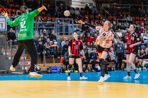 Merle Muth TSV Bayer 04 Leverkusen, 52 , Nora Erhardt TG Nuettingen, 14 Jump shot TSV Bayer 04 Leverkusen vs TG Nuertingen, Handball, 2 Handball Bundesliga, 22 Matchday, Season 2025 26, 29 03 2026, TSV Bayer 04 Leverkusen vs TG Nuertingen, Handball, 2 HBL, 22 Matchday, Season 2025 26, 29 03 2026 Leverkusen Copyright: xEibner-Pressefoto LukasxBaldygax EP_LBA