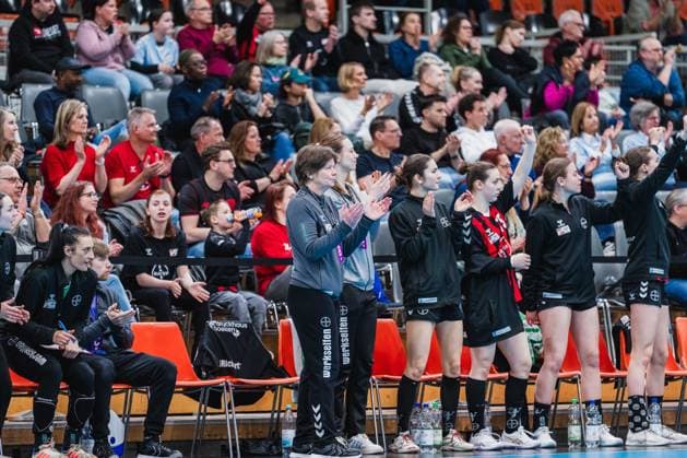 Sybille Gruner TSV Bayer 04 Leverkusen, Coach cheers with the substitutes TSV Bayer 04 Leverkusen vs TG Nuertingen, Handball, 2 Handball Bundesliga, 22 Matchday, Season 2025 26, 29 03 2026, TSV Bayer 04 Leverkusen vs TG Nuertingen, Handball, 2 HBL, 22 Matchday, Season 2025 26, 29 03 2026 Leverkusen Copyright: xEibner-Pressefoto LukasxBaldygax EP_LBA