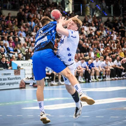 Lukas Hutecek TBV Lemgo Lippe, 02 vs Antonio Serradilla TVB Stuttgart, 05 GER, TVB Stuttgart TBV Lemgo Lippe, DAIKIN HBL, Handball, Bundesliga, 26 Matchday, Season 2025 2026, 29 03 2026 GER, TVB Stuttgart TBV Lemgo Lippe, DAIKIN HBL, Handball, Bundesliga, 26 Matchday, Season 2025 2026, 29 03 2026 Stuttgart Copyright: xSandyxDinkelackerx EP_SDR