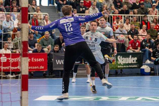 Duel between Finn Knaack TuSEM Essen, 12 and Nico Bacani SG BBM Bietigheim, 05 TuSEM Essen vs SG BBM Bietigheim, Handball, 2 HBL, 25 Matchday, Season 2025 2026, 29 03 2026 TuSEM Essen vs SG BBM Bietigheim, Handball, 2 HBL, 25 Matchday, Season 2025 2026, 29 03 2026 Essen Copyright: xEibner-Pressefoto ThomasxHaeslerx EP_THR