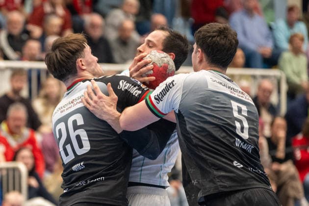 Duel between Tom Wolf TuSEM Essen, 26 , Dominik Claus SG BBM Bietigheim, 07 and Valentin Willner TuSEM Essen, 05 TuSEM Essen vs SG BBM Bietigheim, Handball, 2 HBL, 25 Matchday, Season 2025 2026, 29 03 2026 TuSEM Essen vs SG BBM Bietigheim, Handball, 2 HBL, 25 Matchday, Season 2025 2026, 29 03 2026 Essen Copyright: xEibner-Pressefoto ThomasxHaeslerx EP_THR
