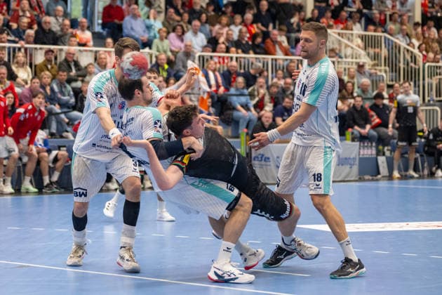 Duel between Dominik Claus SG BBM Bietigheim, 07 and Valentin Willner TuSEM Essen, 05 TuSEM Essen vs SG BBM Bietigheim, Handball, 2 HBL, 25 Matchday, Season 2025 2026, 29 03 2026 TuSEM Essen vs SG BBM Bietigheim, Handball, 2 HBL, 25 Matchday, Season 2025 2026, 29 03 2026 Essen Copyright: xEibner-Pressefoto ThomasxHaeslerx EP_THR