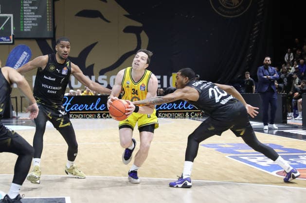 29 03 2026, xgox, Basketball easyCredit BBL Basketball Loewen Braunschweig Alba Berlin emspor, v l David NGuessan Braunschweig, 1 , Justin Bean Alba Berlin, 34 , Bryant Crawford Braunschweig, 20 duel, duel, fight, tackle Braunschweig