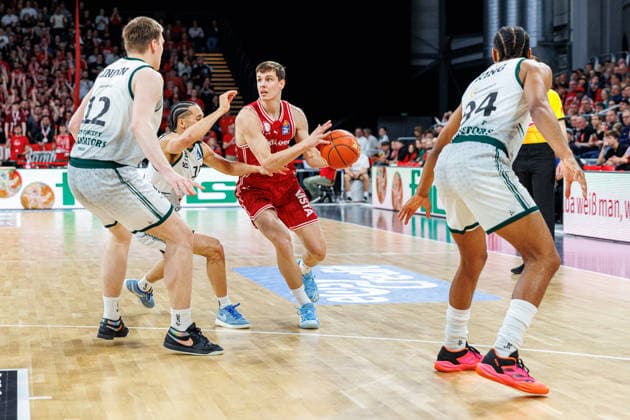Marten Linssen Vet Concept Gladiators Trier, 12 , Richard Balint BMA365 Bamberg Baskets, 11 , George King Vet Concept Gladiators Trier, 94 , BMA365 Bamberg Baskets vs Vet Concept Gladiators Trier, Basketball, easyCredit BBL, Matchday 26, 29 03 2026 BMA365 Bamberg Baskets vs Vet Concept Gladiators Trier, Basketball, easyCredit BBL, Matchday 26, 29 03 2026 Bamberg Copyright: xEibner-Pressefoto G.xSantemizx EP_EER