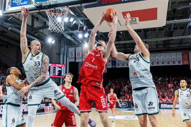 Maik Zirbes Vet Concept Gladiators Trier, 33 , Finn Doentgens BMA365 Bamberg Baskets, 07 , JJ Mann Vet Concept Gladiators Trier, 24 , BMA365 Bamberg Baskets vs Vet Concept Gladiators Trier, Basketball, easyCredit BBL, Matchday 26, 29 03 2026 BMA365 Bamberg Baskets vs Vet Concept Gladiators Trier, Basketball, easyCredit BBL, Matchday 26, 29 03 2026 Bamberg Copyright: xEibner-Pressefoto G.xSantemizx EP_EER