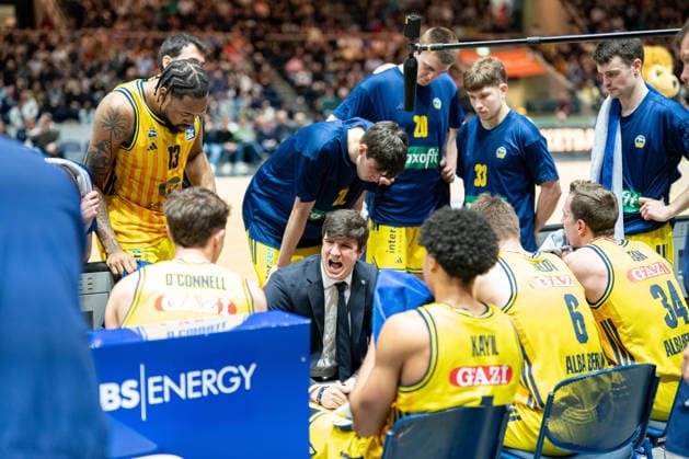 Pedro Calles Headcoach Alba Berlin during a timeout GER, Basketball Loewen Braunschweig vs Alba Berlin, Basketball, easyCredit BBL, Week 26, Season 2025 26, 29 03 2026 GER, Basketball Loewen Braunschweig vs Alba Berlin, Basketball, easyCredit BBL, Week 26, Season 2025 26, 29 03 2026 Braunschweig Copyright: xEibner-Pressefoto DanielxREINELTx EP_DRT