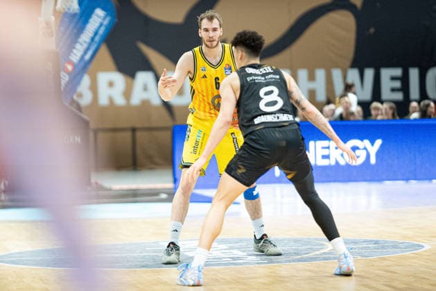 Malte Delow Nr 6 Alba Berlin vs Joshua Obiesie Nr 8 Basketball Loewen Braunschweig GER, Basketball Loewen Braunschweig vs Alba Berlin, Basketball, easyCredit BBL, Week 26, Season 2025 26, 29 03 2026 GER, Basketball Loewen Braunschweig vs Alba Berlin, Basketball, easyCredit BBL, Week 26, Season 2025 26, 29 03 2026 Braunschweig Copyright: xEibner-Pressefoto DanielxREINELTx EP_DRT