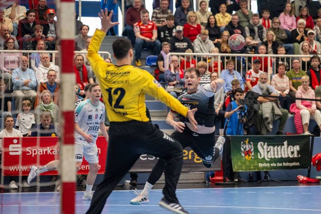Julius Rose TuSEM Essen, 63 comes to throw against Martin Tomovski SG BBM Bietigheim, 12 TuSEM Essen vs SG BBM Bietigheim, Handball, 2 HBL, 25 Matchday, Season 2025 2026, 29 03 2026 TuSEM Essen vs SG BBM Bietigheim, Handball, 2 HBL, 25 Matchday, Season 2025 2026, 29 03 2026 Essen Copyright: xEibner-Pressefoto ThomasxHaeslerx EP_THR