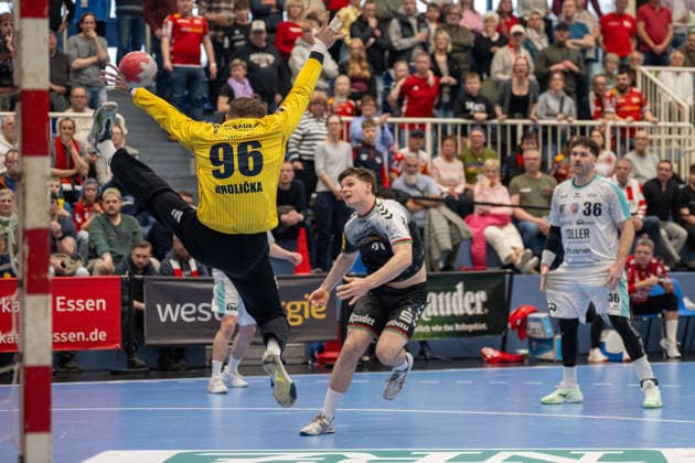 Felix Eissing TuSEM Essen, 21 overcomes Jan Hrdlicka SG BBM Bietigheim, 96 TuSEM Essen vs SG BBM Bietigheim, Handball, 2 HBL, 25 Matchday, Season 2025 2026, 29 03 2026 TuSEM Essen vs SG BBM Bietigheim, Handball, 2 HBL, 25 Matchday, Season 2025 2026, 29 03 2026 Essen Copyright: xEibner-Pressefoto ThomasxHaeslerx EP_THR
