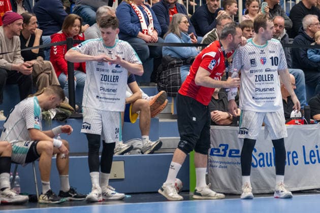Iker Romero SG BBM Bietigheim, Coach gives Tom Wolf SG BBM Bietigheim, 10 Instructions TuSEM Essen vs SG BBM Bietigheim, Handball, 2 HBL, 25 Matchday, Season 2025 2026, 29 03 2026 TuSEM Essen vs SG BBM Bietigheim, Handball, 2 HBL, 25 Matchday, Season 2025 2026, 29 03 2026 Essen Copyright: xEibner-Pressefoto ThomasxHaeslerx EP_THR