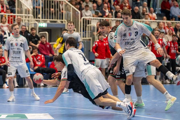 Tough battle between Nils Homscheid TuSEM Essen, 15 and Dominik Claus SG BBM Bietigheim, 07 TuSEM Essen vs SG BBM Bietigheim, Handball, 2 HBL, 25 Matchday, Season 2025 2026, 29 03 2026 TuSEM Essen vs SG BBM Bietigheim, Handball, 2 HBL, 25 Matchday, Season 2025 2026, 29 03 2026 Essen Copyright: xEibner-Pressefoto ThomasxHaeslerx EP_THR