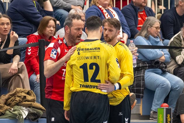 Iker Romero SG BBM Bietigheim, Coach gives Martin Tomovski SG BBM Bietigheim, 12 and Jan Hrdlicka SG BBM Bietigheim, 96 Instructions TuSEM Essen vs SG BBM Bietigheim, Handball, 2 HBL, 25 Matchday, Season 2025 2026, 29 03 2026 TuSEM Essen vs SG BBM Bietigheim, Handball, 2 HBL, 25 Matchday, Season 2025 2026, 29 03 2026 Essen Copyright: xEibner-Pressefoto ThomasxHaeslerx EP_THR