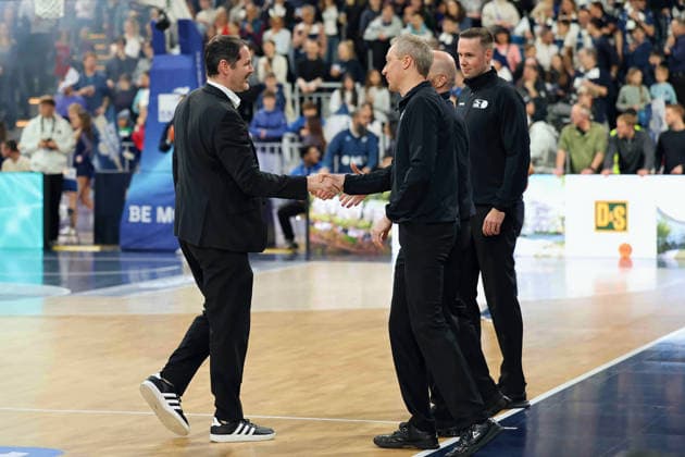 TY Harrelson Ratiopharm Ulm, Head Coach welcomes the referees GER, MLP Academics Heidelberg vs Ratiopharm Ulm, Basketball, easycredit Basketball Bundesliga, Matchday 26, Season, 2025 2026, 29 03 2025 GER, MLP Academics Heidelberg vs Ratiopharm Ulm, Basketball, easycredit Basketball Bundesliga, Matchday 26, Season, 2025 2026, 29 03 2025 Heidelberg Copyright: xEibner-Pressefoto JoergxHirschx EP_JHH