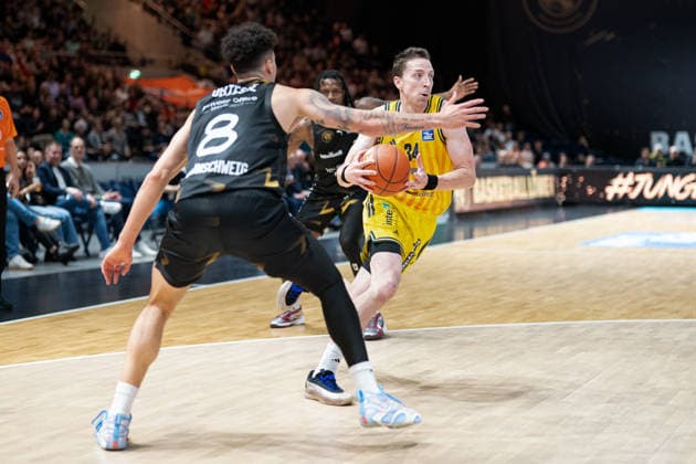 Justin Bean Nr 34 Alba Berlin vs Joshua Obiesie Nr 8 Basketball Loewen Braunschweig GER, Basketball Loewen Braunschweig vs Alba Berlin, Basketball, easyCredit BBL, Week 26, Season 2025 26, 29 03 2026 GER, Basketball Loewen Braunschweig vs Alba Berlin, Basketball, easyCredit BBL, Week 26, Season 2025 26, 29 03 2026 Braunschweig Copyright: xEibner-Pressefoto DanielxREINELTx EP_DRT