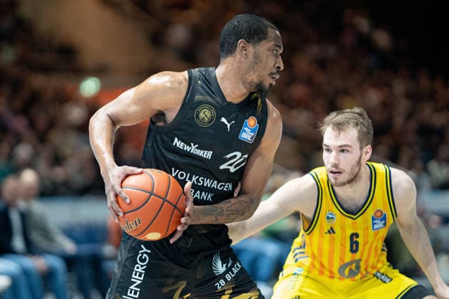 Bryant Crawford Nr 20 Basketball Loewen Braunschweig vs Malte Delow Nr 6 Alba Berlin GER, Basketball Loewen Braunschweig vs Alba Berlin, Basketball, easyCredit BBL, Week 26, Season 2025 26, 29 03 2026 GER, Basketball Loewen Braunschweig vs Alba Berlin, Basketball, easyCredit BBL, Week 26, Season 2025 26, 29 03 2026 Braunschweig Copyright: xEibner-Pressefoto DanielxREINELTx EP_DRT
