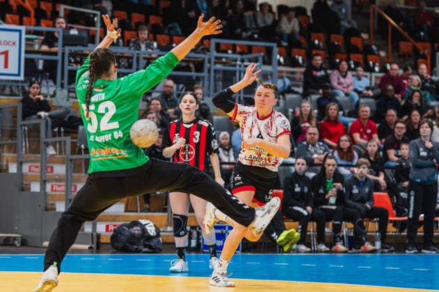 Nina Fischer TG Nuettingen, 04 throws past Merle Muth TSV Bayer 04 Leverkusen, 52 into the goal, Dana Gruner TSV Bayer 04 Leverkusen, 03 looks on TSV Bayer 04 Leverkusen vs TG Nuertingen, Handball, 2 Handball Bundesliga, 22 Matchday, Season 2025 26, 29 03 2026, TSV Bayer 04 Leverkusen vs TG Nuertingen, Handball, 2 HBL, 22 Matchday, Season 2025 26, 29 03 2026 Leverkusen Copyright: xEibner-Pressefoto LukasxBaldygax EP_LBA