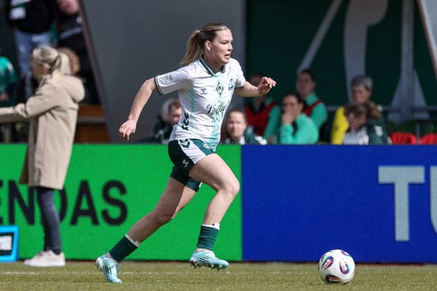 Juliane Wirtz SV Werder Bremen, 28 on the ball, cropped image, single image, full body, action, action, game scene, THE DFB REGULATIONS PROHIBIT ANY USE OF PHOTOGRAPHS AS IMAGE SEQUENCES AND OR QUASI VIDEO , 29 03 2026, Bremen Germany , Football, Google Pixel Womens Bundesliga, SV Werder Bremen SGS Essen xobx