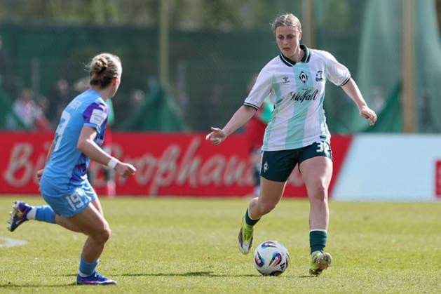 Sarah Gutmann SV Werder Bremen, 32 on the ball, single image, full body, action, action, game scene, THE DFB GUIDELINES PROHIBIT ANY USE OF PHOTOGRAPHS AS IMAGE SEQUENCES AND OR QUASI VIDEO DFB REGULATIONS PROHIBIT ANY USE OF PHOTOGRAPHS AS IMAGE SEQUENCES AND OR QUASI VIDEO , 29 03 2026, Bremen Germany , Soccer, Google Pixel Womens Bundesliga, SV Werder Bremen SGS Essen xobx