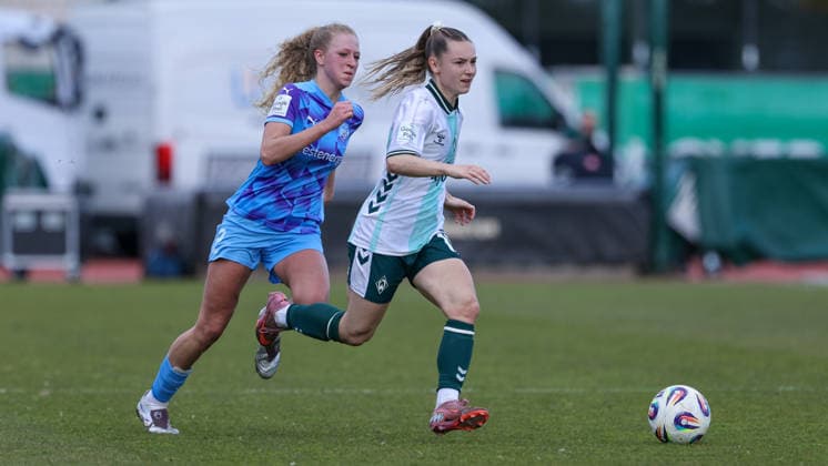 from left Julie Terlinden SGS Essen, 2 and Michelle Weiß SV Werder Bremen, 15 in running duel, duel, dynamics, action, action, game scene, THE DFB REGULATIONS PROHIBIT ANY USE OF PHOTOGRAPHS AS IMAGE SEQUENCES AND OR QUASI VIDEO , 29 03 2026, Bremen Germany , Football, Google Pixel Womens Bundesliga, SV Werder Bremen SGS Essen xobx