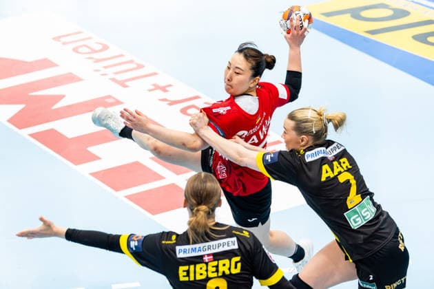 29 03 2026, GER, Handball, Women, Season 2025 2026, EHF European League, Quarter-finals, Thueringer HC Nykobing Falster Handbold Caroline Aar Jakobsen Nykobing Falster Handbold , Stine Eiberg Jorgensen Nykobing Falster Handbold , Natsuki Aizawa Thueringer HC,23 99947 Bad Langensalza Salza Halle Sporthalle Mehrz Thüringen Germany