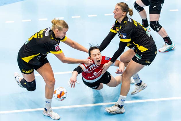 29 03 2026, GER, Handball, Women, Season 2025 2026, EHF European League, Quarter-finals, Thueringer HC Nykobing Falster Handbold Nanna Hinnerfeldt Andersen Nykobing Falster Handbold , Stine Eiberg Jorgensen Nykobing Falster Handbold , Natsuki Aizawa Thueringer HC,23 99947 Bad Langensalza Salza Halle Sporthalle Mehrz Thüringen Germany