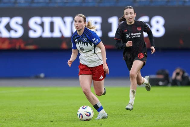 from left Jonna Wrede Hamburger SV, HSV, 26 on the ball, single image, full body, action, action, match scene, Loreen Bender Bayer 04 Leverkusen, 19 , THE DFB GUIDELINES PROHIBIT ANY USE OF PHOTOGRAPHS AS IMAGE SEQUENCES AND OR QUASI VIDEO DFB REGULATIONS PROHIBIT ANY USE OF PHOTOGRAPHS AS IMAGE SEQUENCES AND OR QUASI VIDEO , 30 03 2026, Hamburg Germany , Football, Google Pixel Women Bundesliga, Hamburger SV Bayer 04 Leverkusen xobx