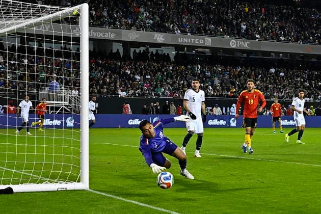Fußball, Länderspiel, Mexiko - Belgien Soccer International Friendly, Länderspiel, Nationalmannschaft - Mexico vs Belgium Goalkeeper Raul Rangel (1) of Mexico leaps to make a save during the international friendly match against Belgium at Soldier Field in Chicago, Illinois, USA, 31 March 2026. The match, part of the MexTour Chicago series, ended in a 1-1 draw in front of 52,412 fans.. Chicago Illinois United States Copyright: xVICTORxHILITSKIx
