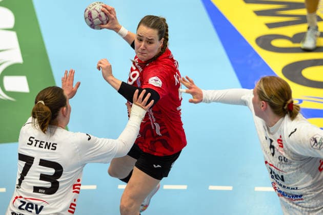 Csenge Kuczora Thueringer HC, 59 in attack against Zoe Stens BSV Sachsen Zwickau, 73 , Laura Szabo BSV Sachsen Zwickau, 06 GER, Thueringer HC vs BSV Sachsen Zwickau, Handball, Alsco Handball Bundesliga Women, Matchday 20, Season 2025 2026, 01 04 2026 GER, Thueringer HC vs BSV Sachsen Zwickau, Handball, Alsco Handball Bundesliga Women, Matchday 20, Season 2025 2026, 01 04 2026 Bad Langensalza Copyright: xEibner-Pressefoto MartinxHerbstx EP_MHT