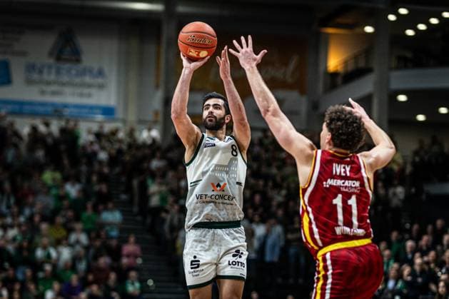Behnam Yakhchali Gladiators Trier in duel with Brae Ivey Fitness First Wuerzburg Baskets , Vet Concept Gladiators Trier vs Fitness First Wuerzburg Baskets, Basketball, easyCredit BBL, Matchday 27, Season 2025 2026, 01 04 2026 Vet Concept Gladiators Trier vs Fitness First Wuerzburg Baskets, Basketball, easyCredit BBL, Matchday 27, Season 2025 2026, 01 04 2026 Copyright: xEibner-Pressefoto AlexanderxNeisx EP_ANS