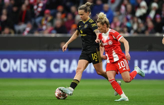 Julia Zigiotti Olme - Dallmann Linda , FC Bayern München Manchester United, ManU Frauen , Viertelfinale , Women Champions League , Fußball , in den Allianz Arena Stadion , in München , Bayern , Deutschland. April 01 , 2026 . Photo by: Davide Elias IPA Photo Pressefoto DENL Copyright: xDavidexEliasx