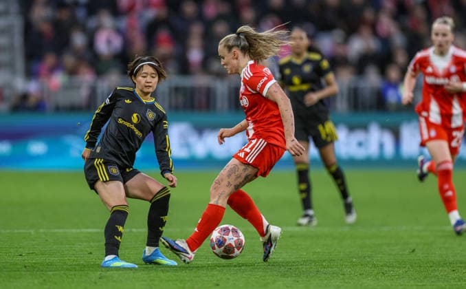 GER, Munich, Bayern Munich vs Manchester United, WomenÂs Champions League, Football, UEFA, Season 2025 2026, Allianz Arena, Quarter-final, Second leg in picture v l Hinata Miyazawa Manchester United Women 20 , Georgia Stanway Bayern Munich 31 DFB DFL REGULATIONS PROHIBIT ANY USE OF PHOTOGRAPHS AS IMAGE SEQUENCES AND OR QUASI VIDEO, 01 04 2026 Copyright: HMBxMedia HendrikxHamelau