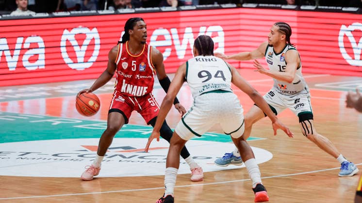 In the picture from left Marcus Carr Wuerzburg Baskets, 5 is doubled by George King VET CONCEPT Gladiators Trier, 94 and Jordan Roland VET CONCEPT Gladiators Trier, 15 01 04 2026, VET CONCEPT Gladiators Trier Fitness First Wuerzburg Baskets, easyCredit BBL, 27 Matchday, Germany, Trier, SWT Arena, Copyright: HMBxMedia xJulienxBecker